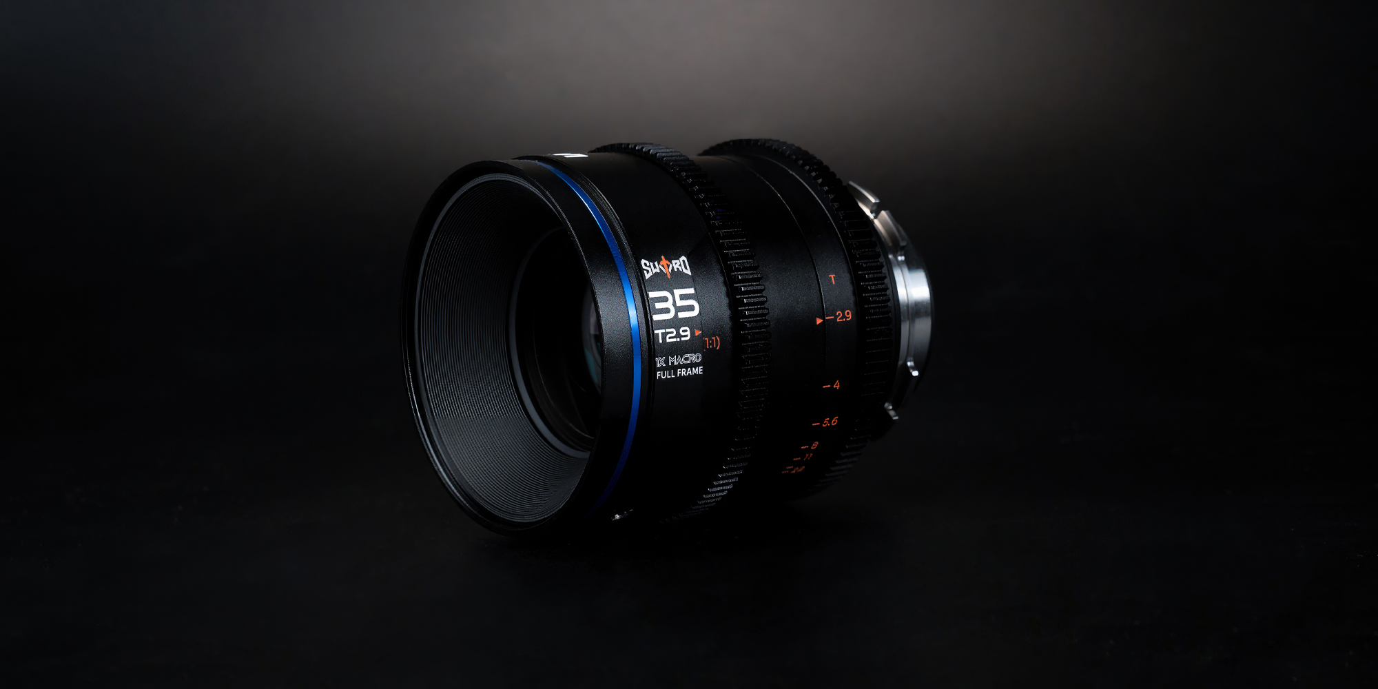 Obiektyw Laowa Sword 35 mm T2,9 1x Macro Cine do Arri PL zdjęcie produktowe na czarnym tle